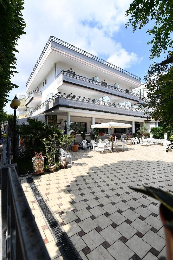 Hotel Criniera D'Oro Rimini Kültér fotó