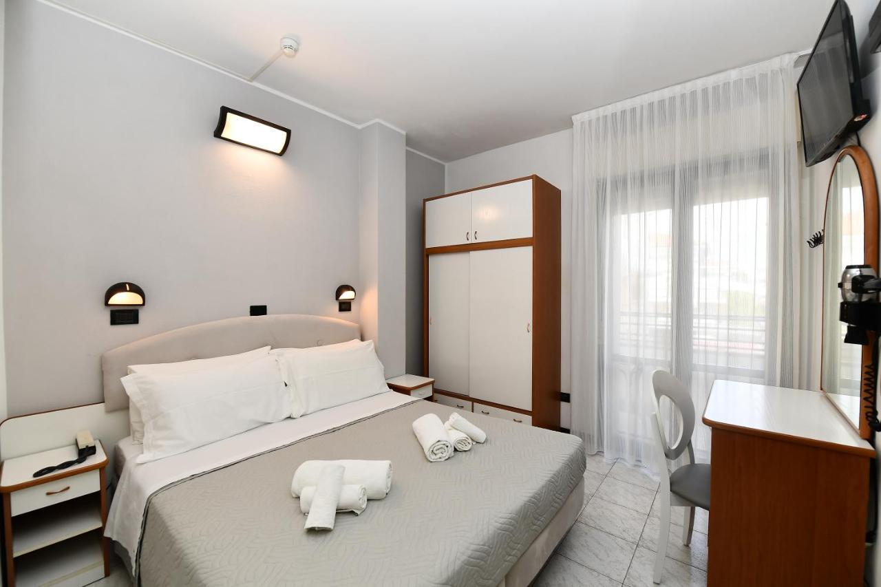 Hotel Criniera D'Oro Rimini Kültér fotó