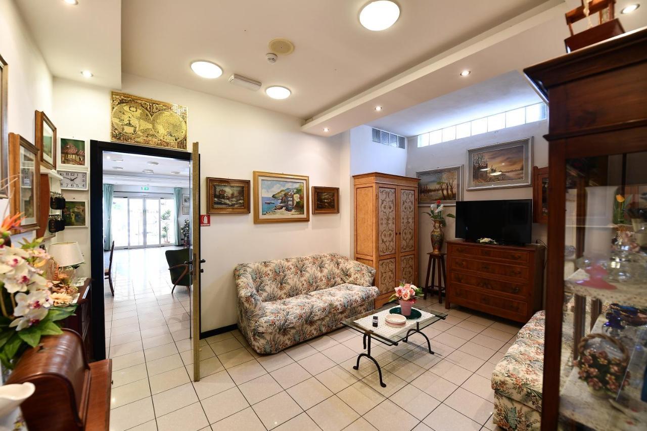 Hotel Criniera D'Oro Rimini Kültér fotó