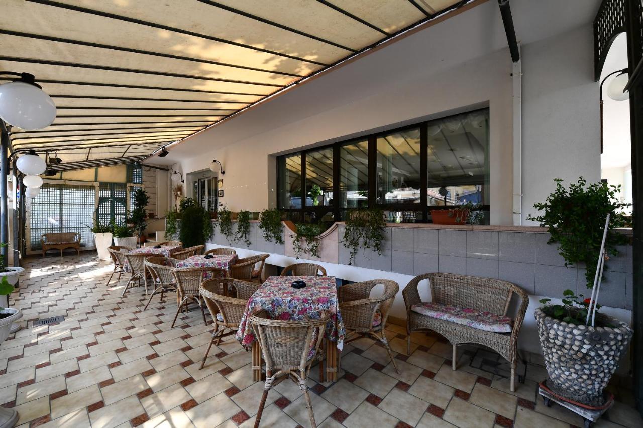 Hotel Criniera D'Oro Rimini Kültér fotó